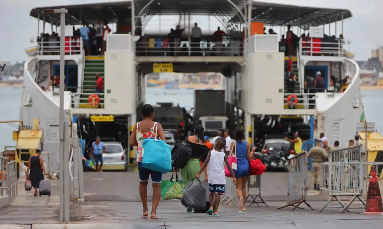 Ferry-Boat segue com fila de mais de 3 horas nesta ter&ccedil;a-feira. Foto: Reprodu&ccedil;&atilde;o