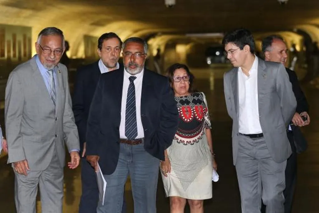 Senadores querem PEC para novas eleições junto com impeachment