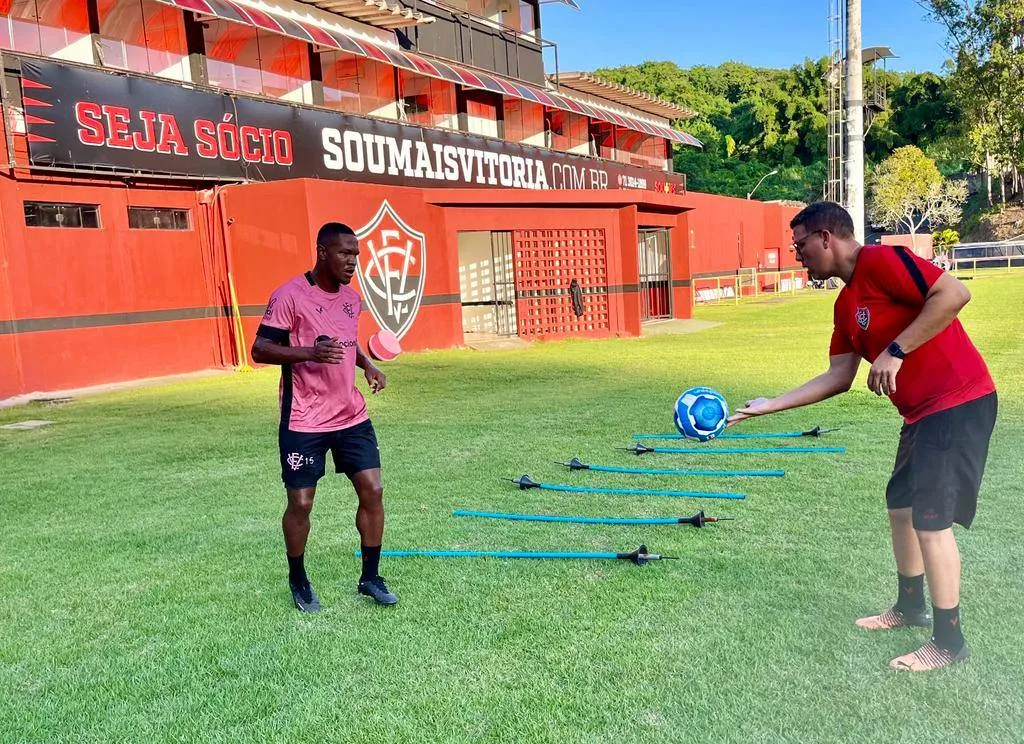 Leo Condé comanda treino do Vitória visando confronto com o ABC