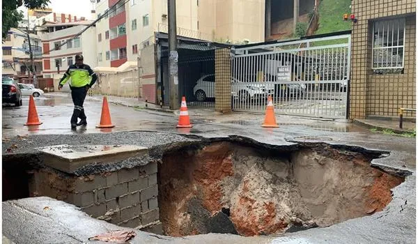 Brotas: pista cede e cratera se abre em rua após forte chuva; via foi interditada 