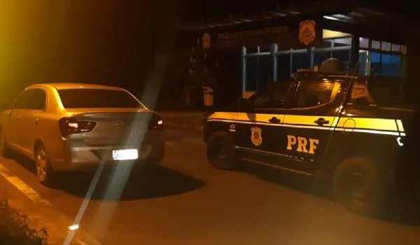 Homem é preso pela PRF com veículo roubado em Salvador e 25 trouxas de maconha, em Camacã