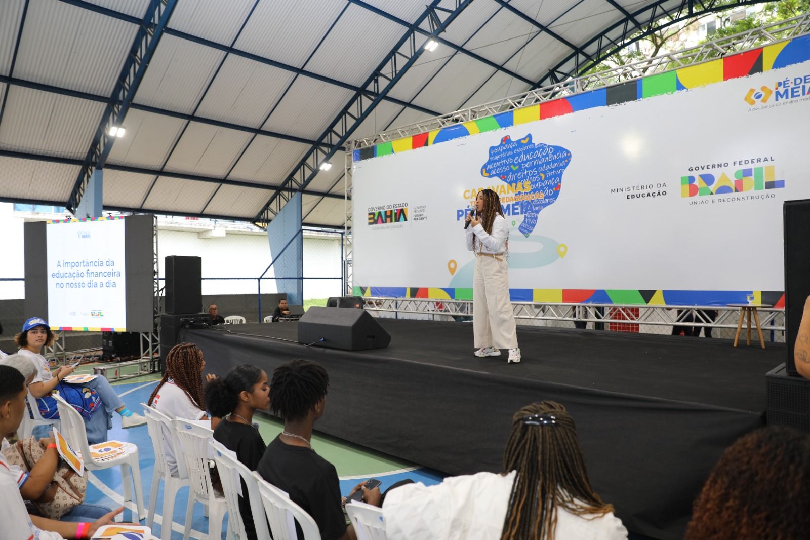 Palestra de Nath Finanças para caravana do programa Pé-de-Meia em Salvador, nesta sexta-feira (1). Foto: Suâmi Dias