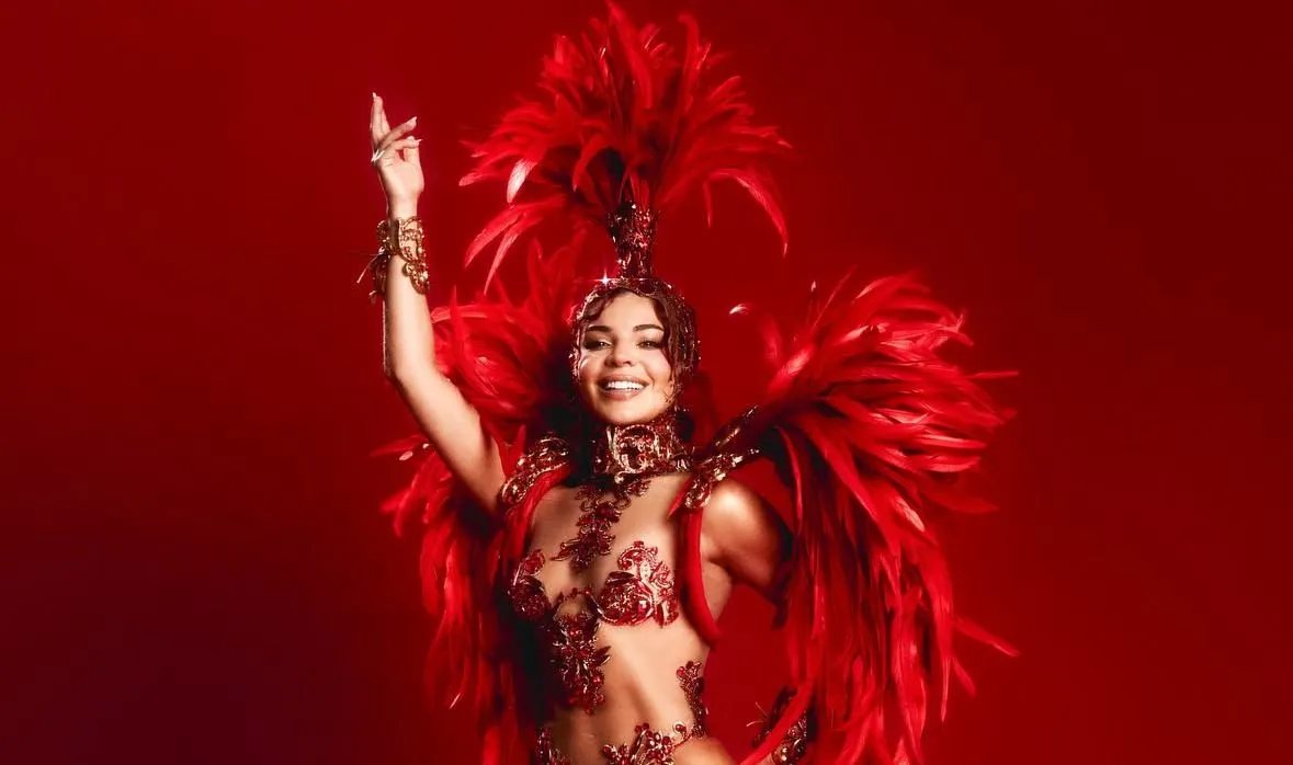 Gkay posta ensaio para o Carnaval e internautas opinam: 'Coitada da escola'
