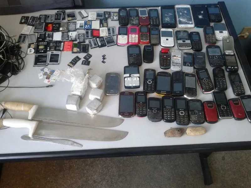 Polícia encontra celulares e drogas em presídio baiano