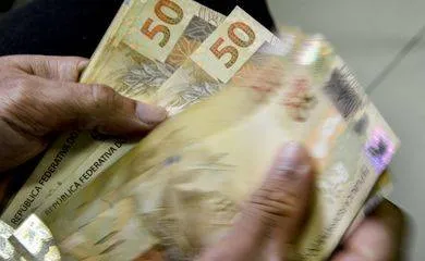 Nascidos em março e abril podem sacar abono salarial a partir de quarta