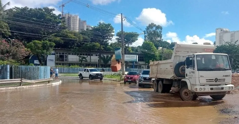 Adutora rompe e deixa região alagada próximo à sede da Embasa; água é cortada em alguns bairros