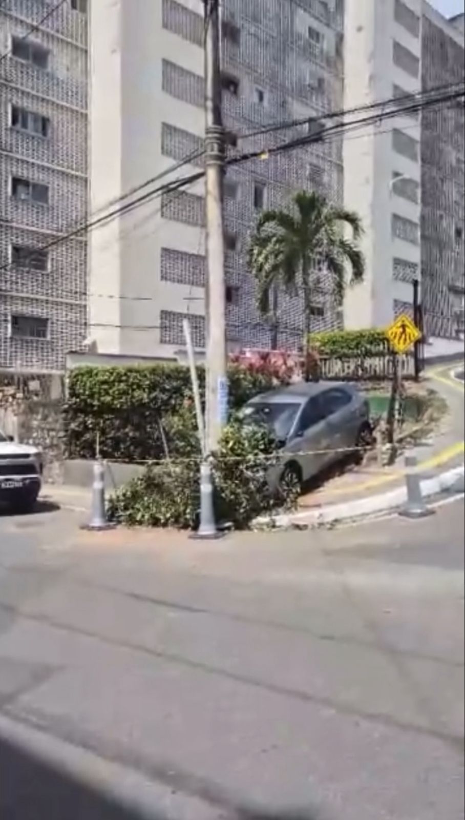 De acordo com testemunhas, a condutora perdeu a direção na ladeira próxima à saída da C&A. | Foto: Redes Sociais