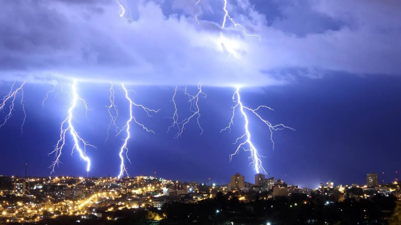 Bahia registra mais de 90 mil raios em 48h, diz Neoenergia Coelba