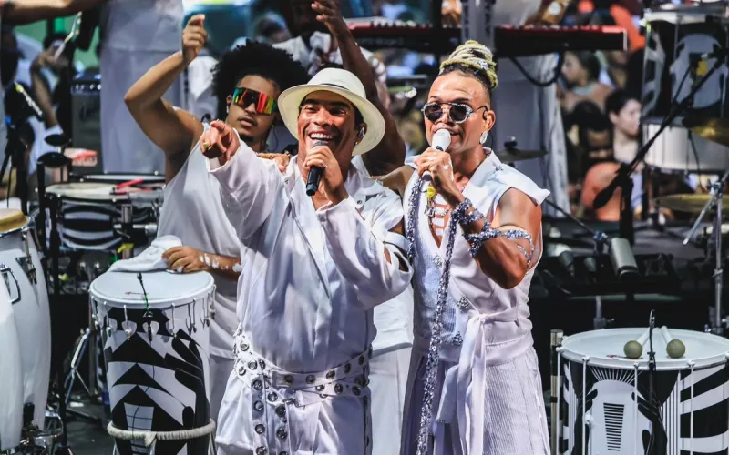 Timbalada foi criada no Candeal, em Salvador, e se tornou conhecida pela forte presen&ccedil;a da percuss&atilde;o e pelo uso dos timbaus em suas apresenta&ccedil;&otilde;es/Foto: Divulga&ccedil;&atilde;o&nbsp;