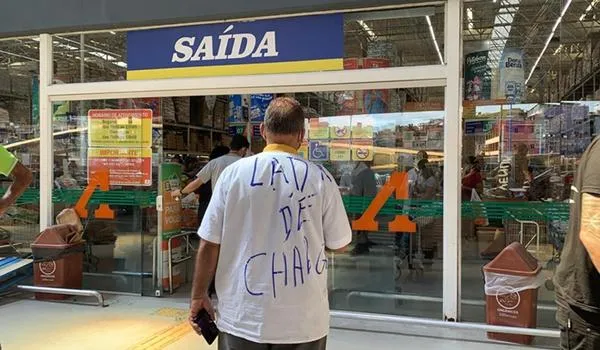 Rodoviário diz ter sido confundido e agredido por seguranças de mercado em Salvador; "arma na cabeça" 