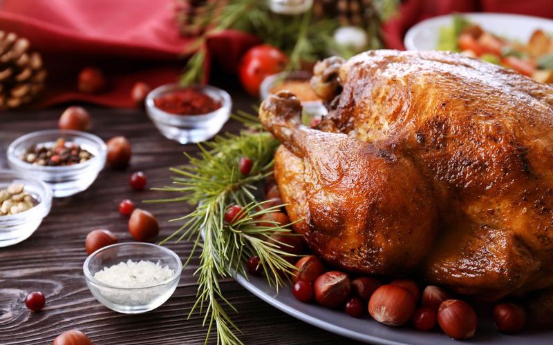 Para o detalhe final no prato de Natal, utilize enfeites comest&iacute;veis que adicionem cor, textura e um toque festivo, como raminhos de alecrim, frutas vermelhas frescas ou raspas de laranja/Foto: Reprodu&ccedil;&atilde;o&nbsp;