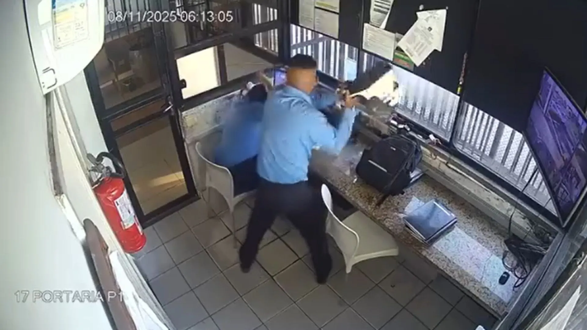 VÍDEO: mulher é agredida com golpes de capacete em condomínio de Salvador