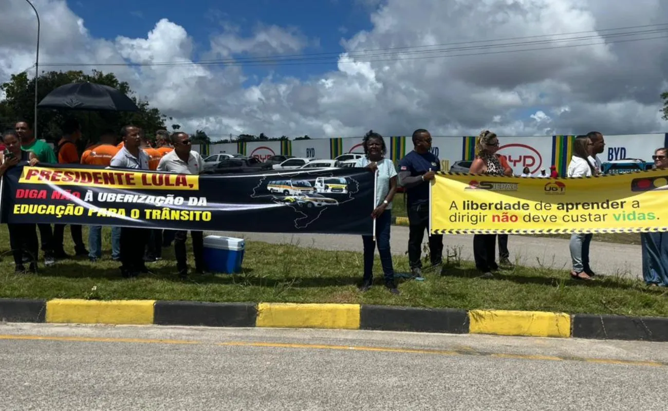 No aguardo de Lula: Frente da fábrica da BYD conta com protesto de categorias