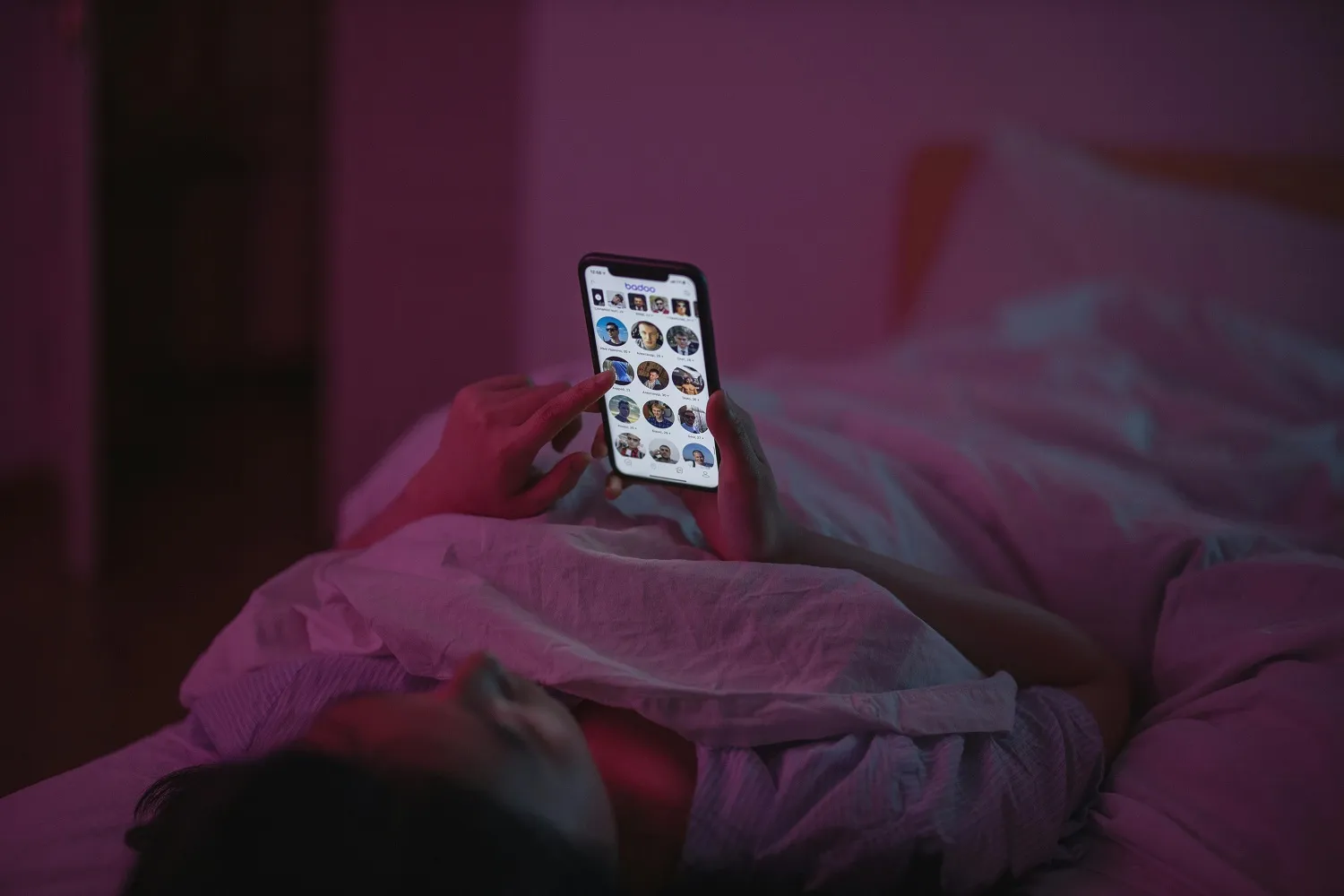 Por que usar o celular antes de dormir dificulta o sono? Veja explicações