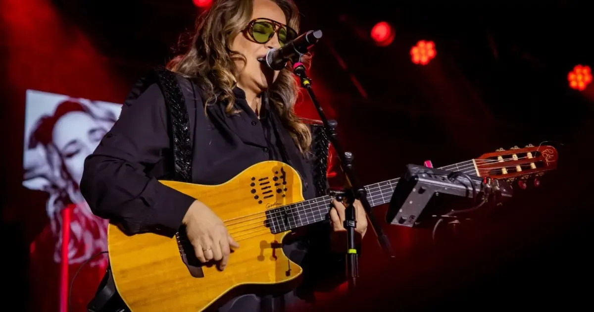 Ana Carolina interrompe show em Caetit&eacute;, na Bahia, reclama de problemas t&eacute;cnicos no som e critica a equipe antes de retomar a apresenta&ccedil;&atilde;o. Foto: Divulga&ccedil;&atilde;o Caetit&eacute;