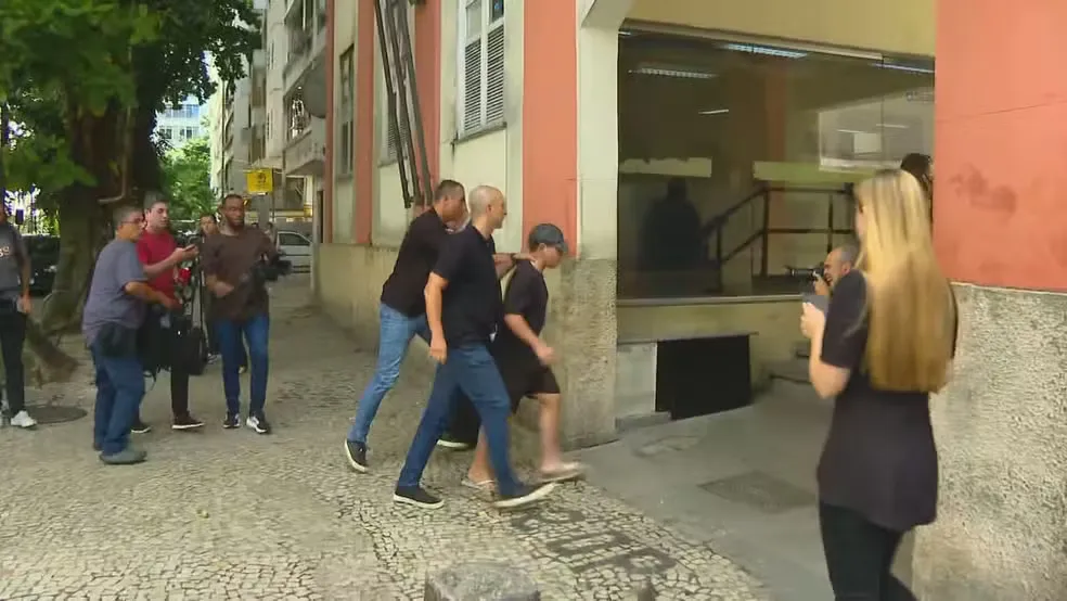 Réu por estupro coletivo no RJ se entrega à polícia; três seguem foragidos