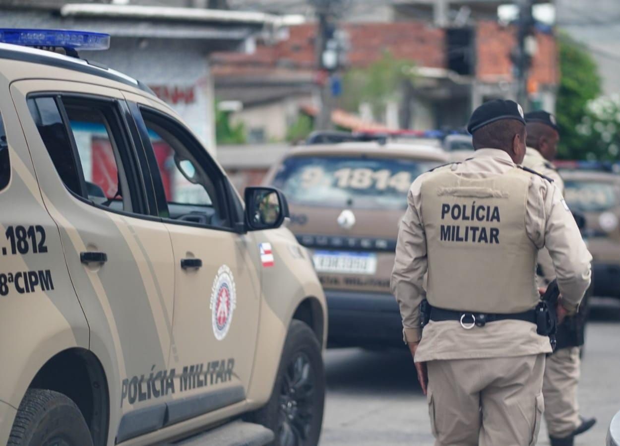 Agentes da Pol&iacute;cia Militar e equipes do Servi&ccedil;o M&oacute;vel de Urg&ecirc;ncia (Samu) tamb&eacute;m est&atilde;o na regi&atilde;o do crime. | Foto: SSP-BA