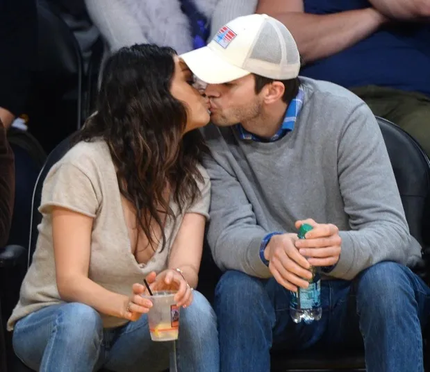 Mila Kunis e Ashton Kutcher namoram em jogo de basquete