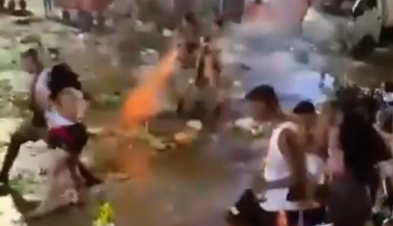 Em v&iacute;deos que circulam nas redes sociais, &eacute; poss&iacute;vel ver policiais agredindo torcedores e lan&ccedil;ando bombas de efeito moral no estacionamento, onde aconteciam as comemora&ccedil;&otilde;es do final da Copa do Nordeste.| Foto: Reprodu&ccedil;&atilde;o/ Redes Sociais