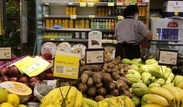 Inflação para família com renda mais baixa sobe para 0,89% em setembro; alimentos puxam alta