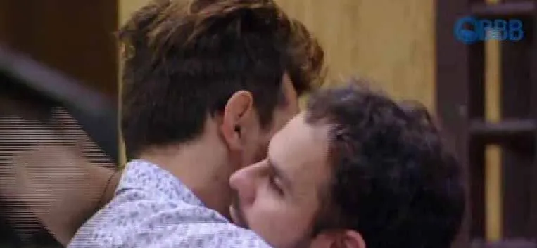 BBB15: emparedados conversam e Cézar dispara: “Adrilles, nós somos vítimas”