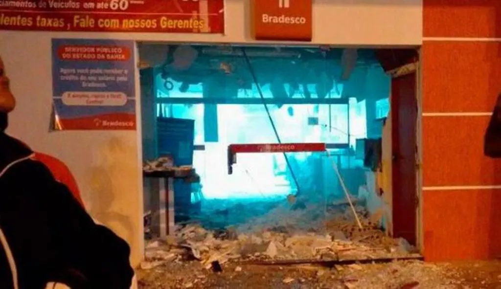 Bandidos explodem dois bancos e trocam tiros com a polícia em Valente