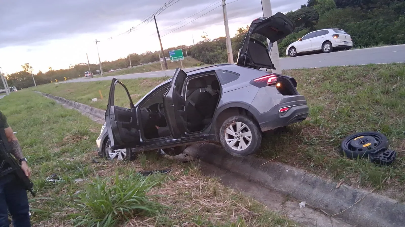 Homem morre após confronto com policiais durante investigação sobre roubos de carros na RMS