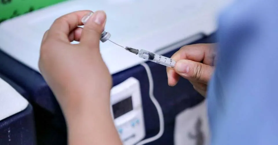 Vacinas contra a dengue e Covid-19 são ofertadas neste domingo; confira detalhes