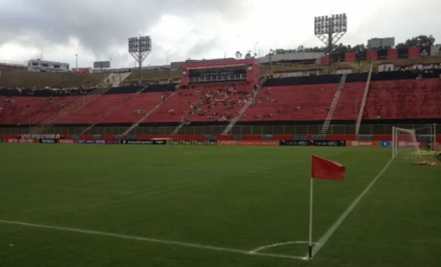 Na luta contra o rebaixamento, Vitória recebe o Brasil de Pelotas, no Barradão