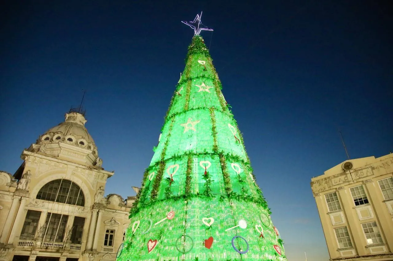 Árvore feita com 27 mil garrafas pet inicia 'Natal Sustentável' em Salvador nesta quinta (7)