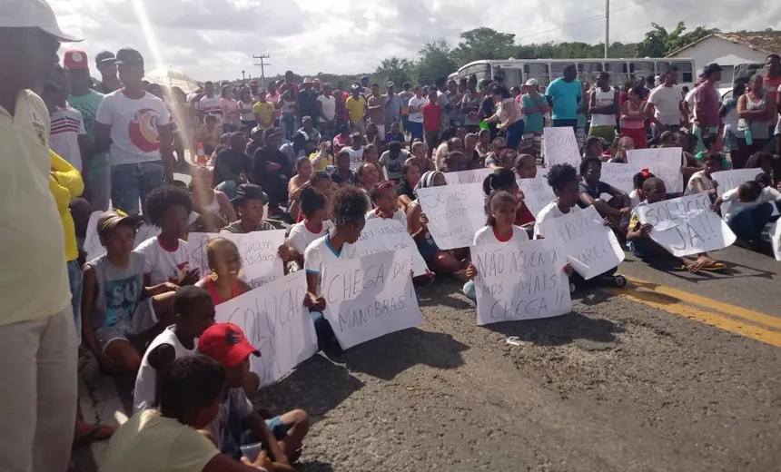 Amigos e familiares de vítimas de acidente na BR-116 protestam por melhorias na via
