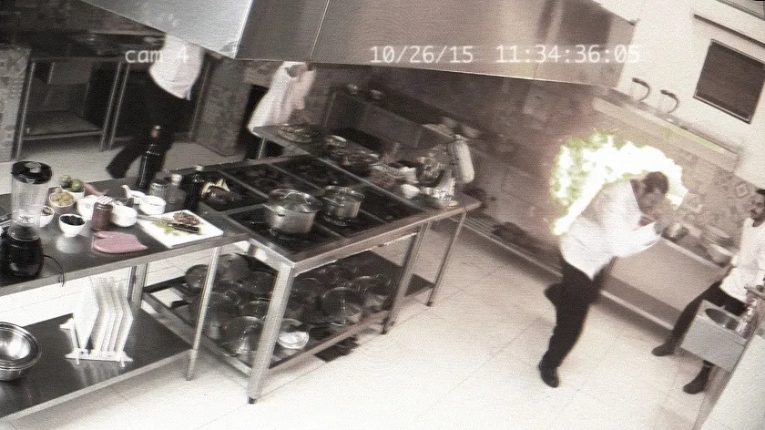 Chef Carlos Bertolazzi aparece em chamas durante gravação de programa