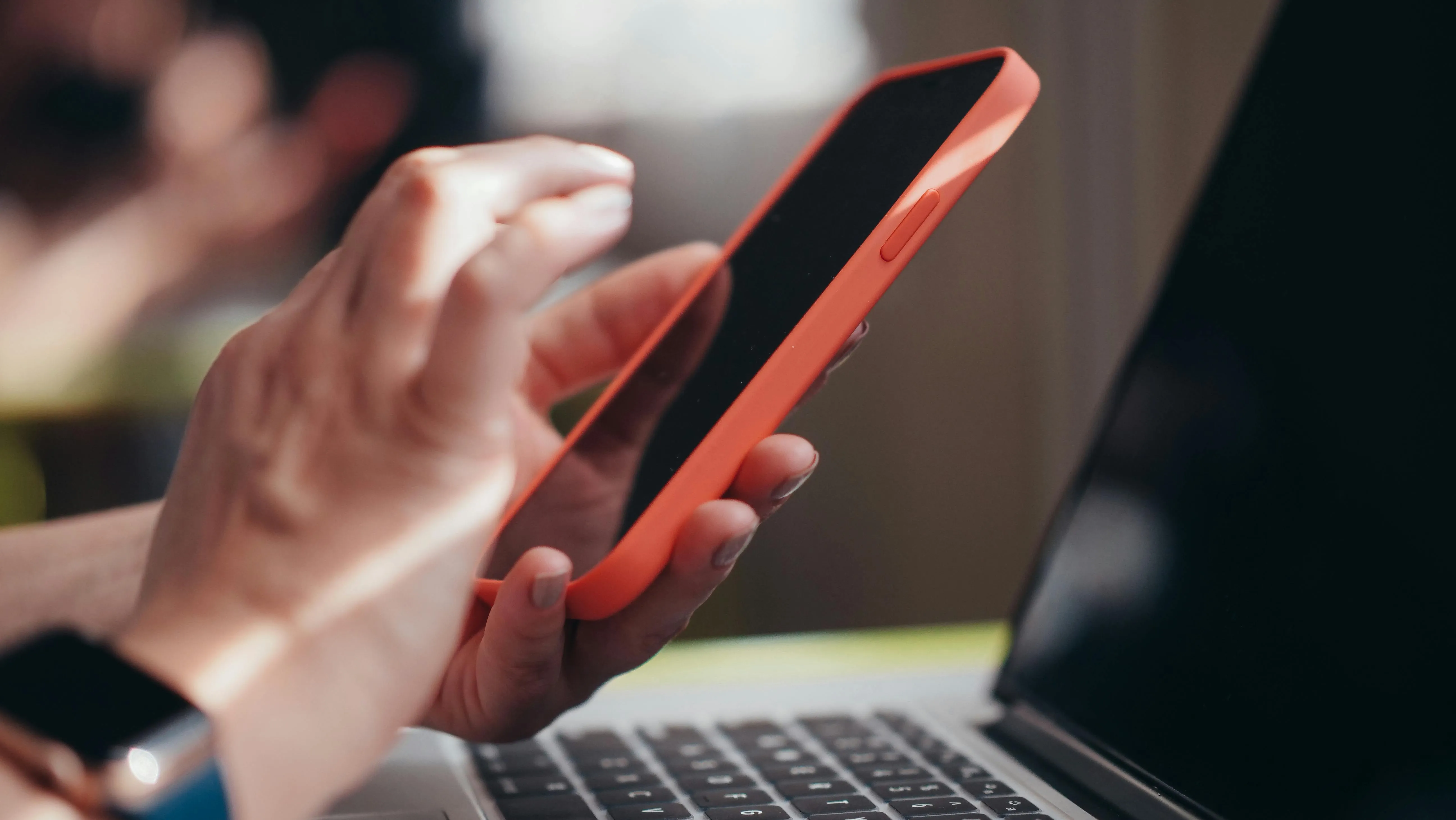 Como fazer a bateria do celular durar mais: 10 dicas simples