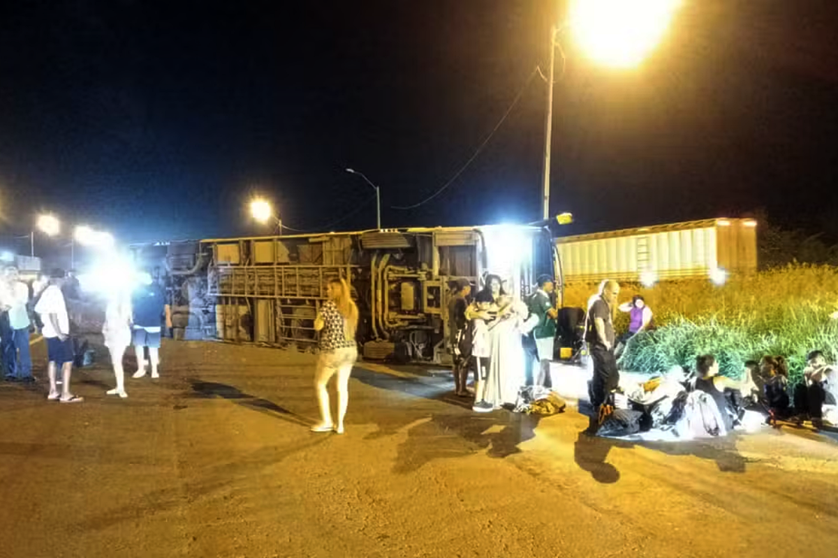Ônibus de viagem tomba na BR-116 em Santo Estevão e deixa cinco feridos; Foto: Redes Sociais