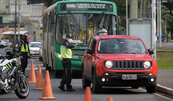 Blitze flagra 101 pessoas sem máscara dentro de carros; Transalvador promete "fechar o cerco"
