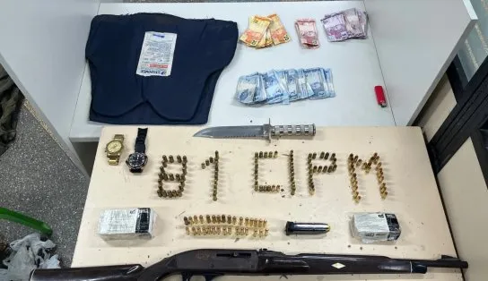 Dois homens são presos com arma, munições e drogas em Lauro de Freitas
