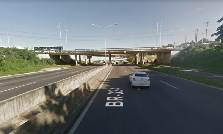 Homem é assassinado com arma de fogo em viaduto na BR-324
