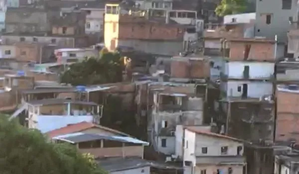 Vídeos mostram troca de tiros entre facções no Engenho Velho da Federação; "bota a cara, oprimidor de morador!"