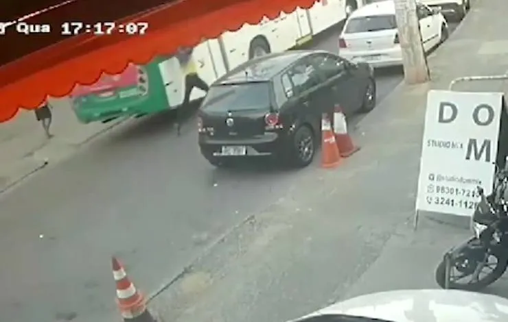 Durante sequestro a ônibus, passageira pula pela janela e suspeito acaba preso na Boca do Rio