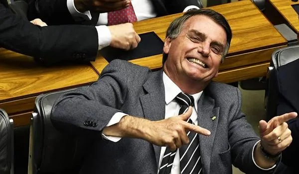 Bolsonaro usa as redes sociais para defender o filho Carlos: "Povo armado jamais será escravizado"