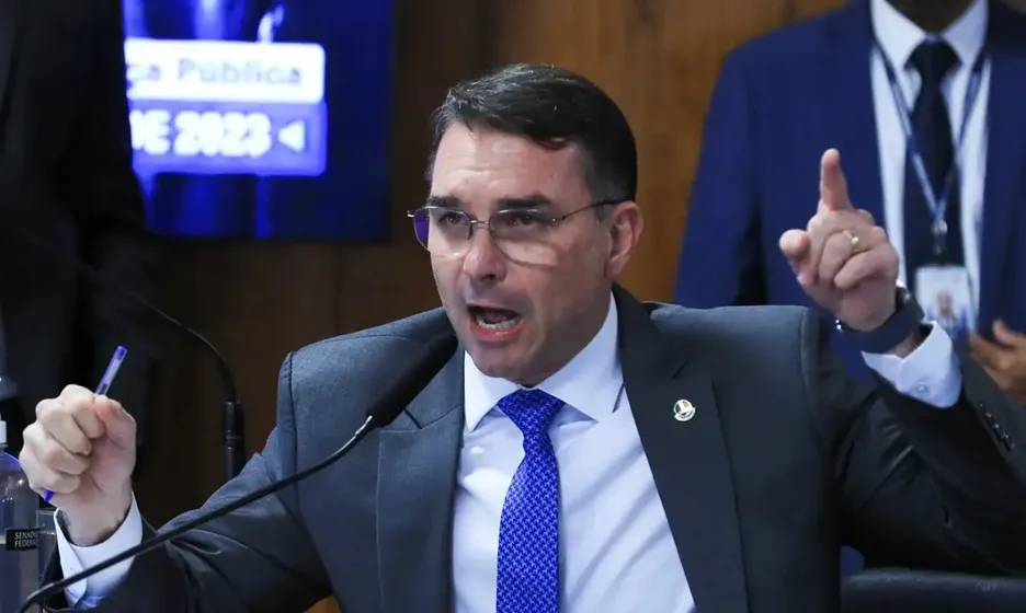 Flávio Bolsonaro diz que mãe e avós foram feitos reféns no RJ