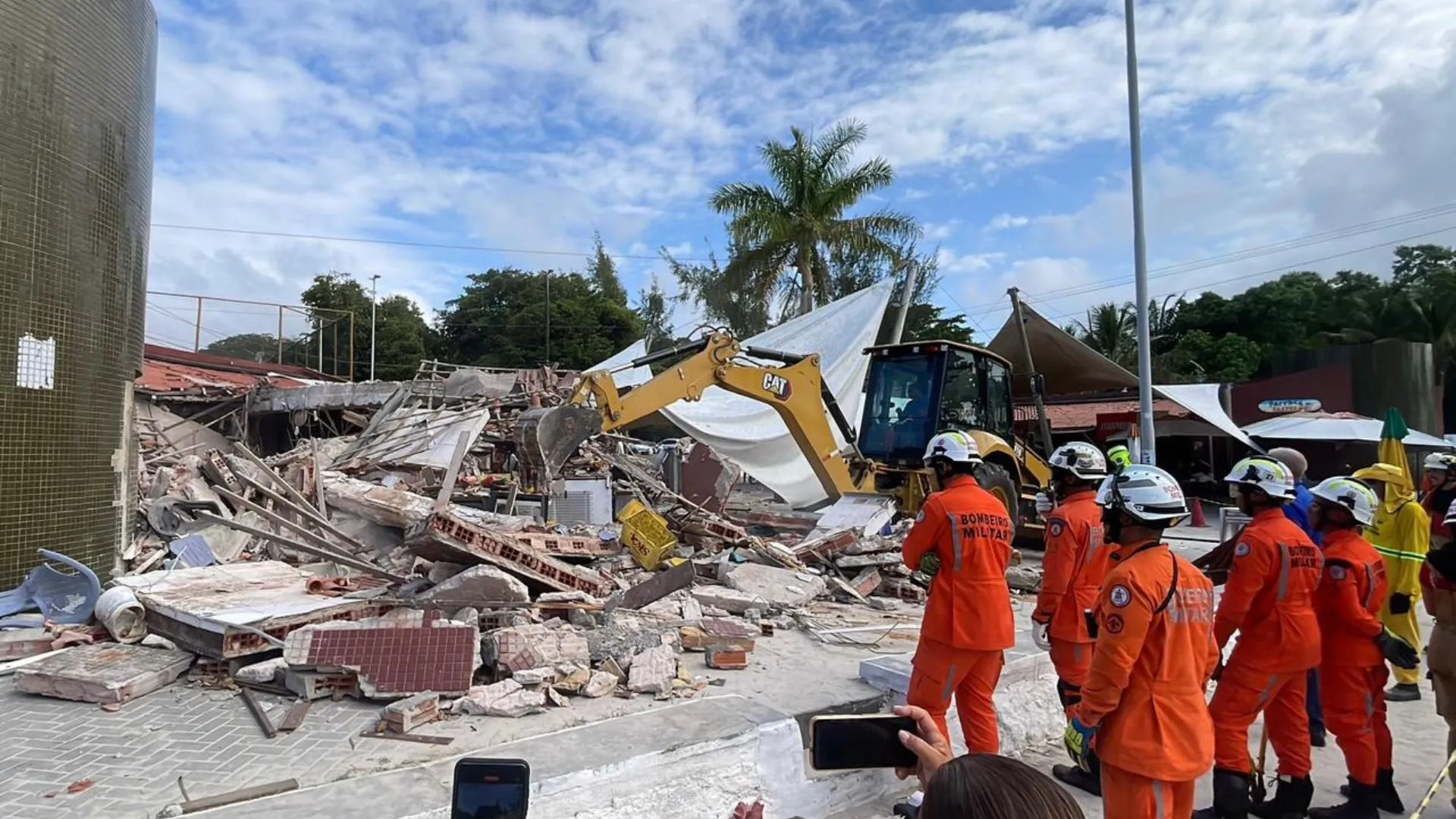VÍDEO: explosão atinge barracas de praia em Madre de Deus