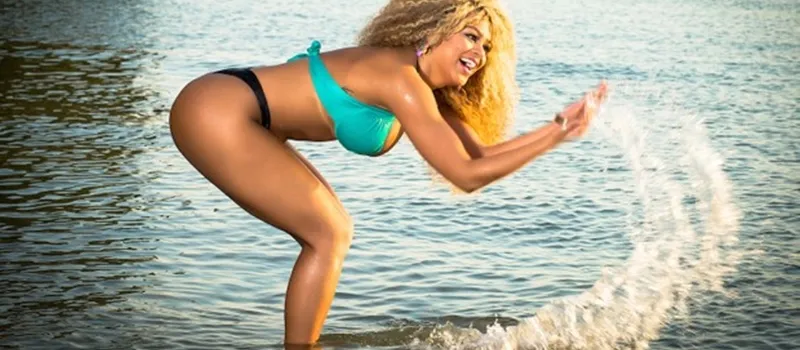 PASSAPORTE GARANTIDO: Vencedora do Miss Bumbum tatua rosto de Donald Trump, ?é um pedido de paz?; Veja