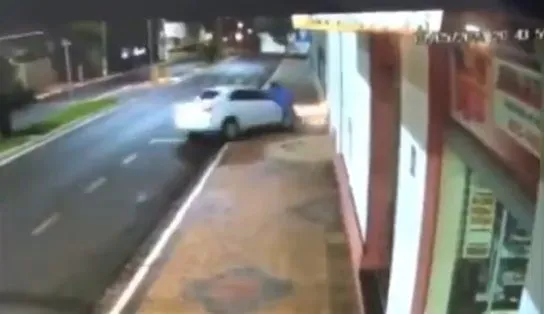 Deus te pague: o dia em que até o padre resolveu ir atrás de um suspeito de furto; assista e entenda 