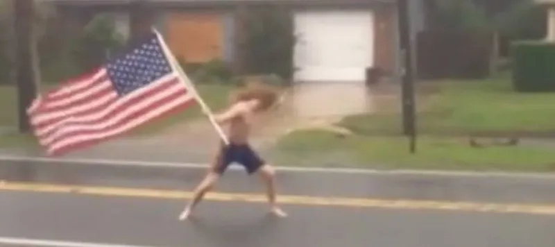Com bandeira dos EUA e ao som de heavy metal, homem ‘enfrenta’ furacão Matthew; Veja vídeo