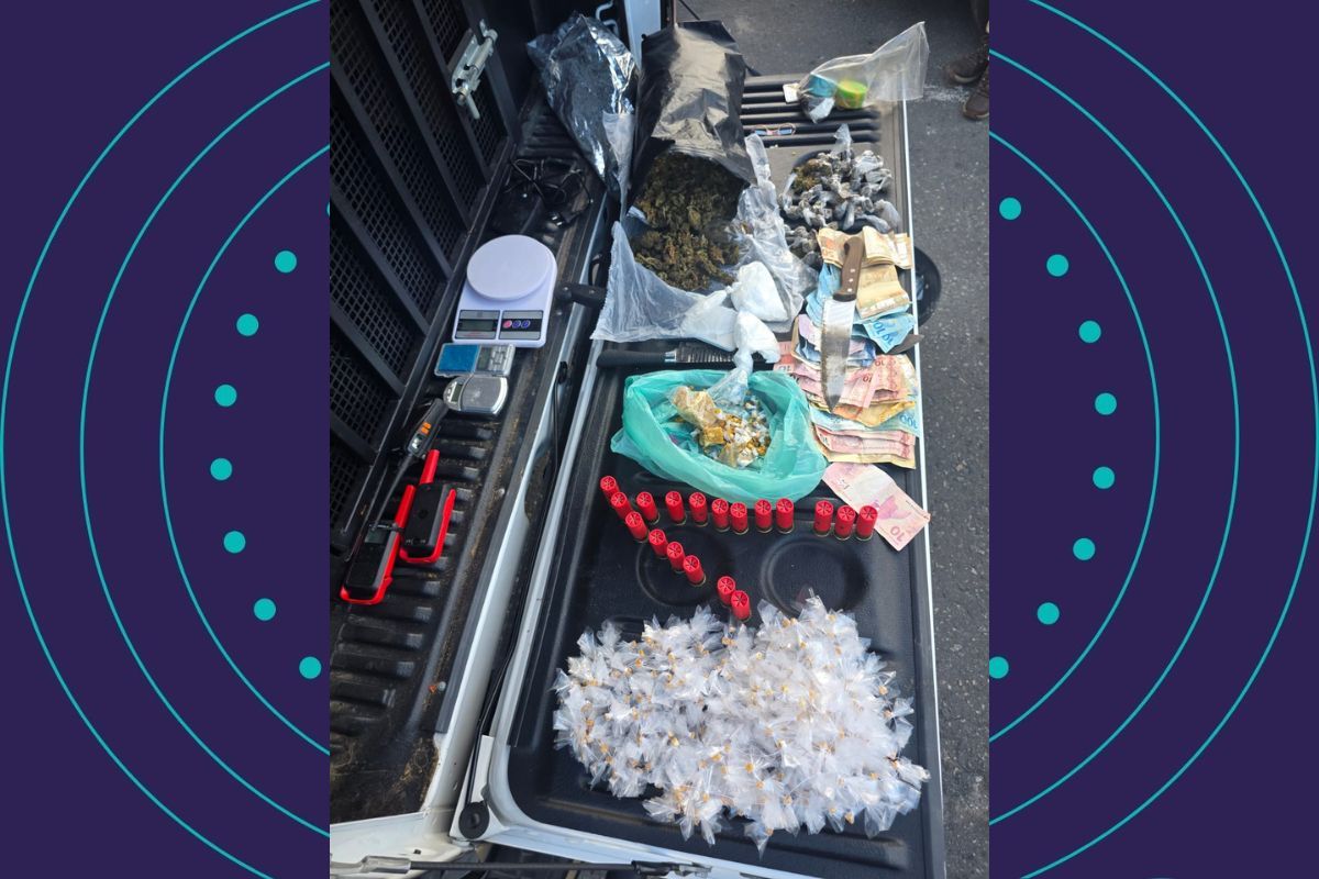 Policiais Militares Do Esquadrão Águia Prenderam Três Suspeitos E Apreenderam Rádios Comunicadores, Arma Branca E Drogas Na Gamboa, Em Salvador. | Imagens: Esquadrão Águia