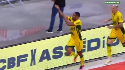 Ex-Vitória, Iury Castilho provoca Bahia em gol anulado do Mirassol