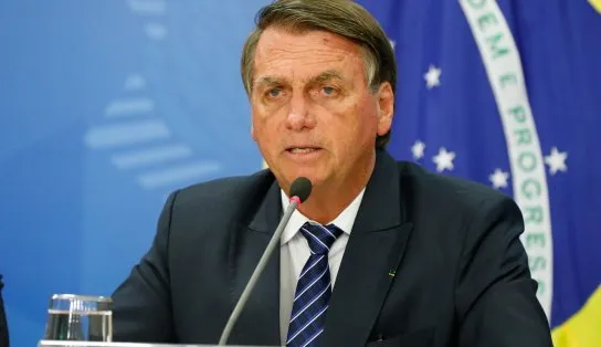 Bolsonaro condiciona renúncia de impostos federais sobre combustíveis a aceitação de governadores a teto do ICMS