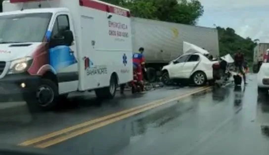 Uma pessoa morre e outras duas ficam gravemente feridas após colisão entre carro de passeio e carreta na BA-093