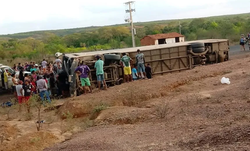 Ônibus de banda de forró tomba em rodovia no Piauí; uma pessoa morreu
